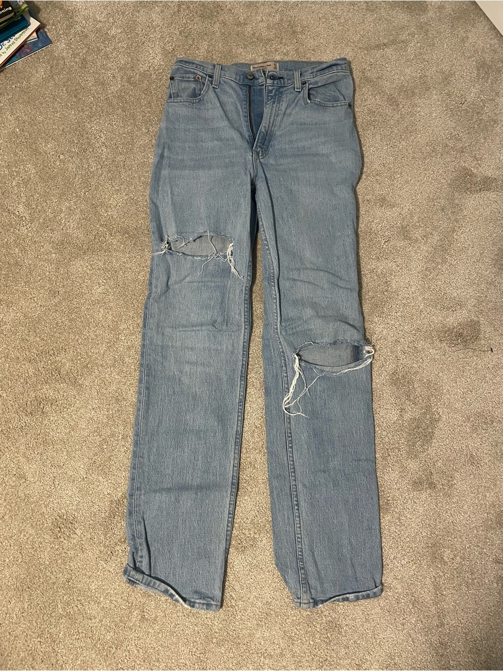 Abercrombie women’s straight leg Light Blue Distressed Jeans 4L
